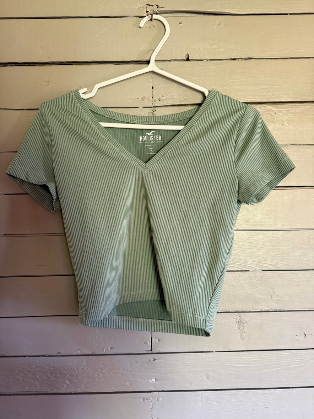 Hollister Ribbed V-Neck Crop Top in Sage Green